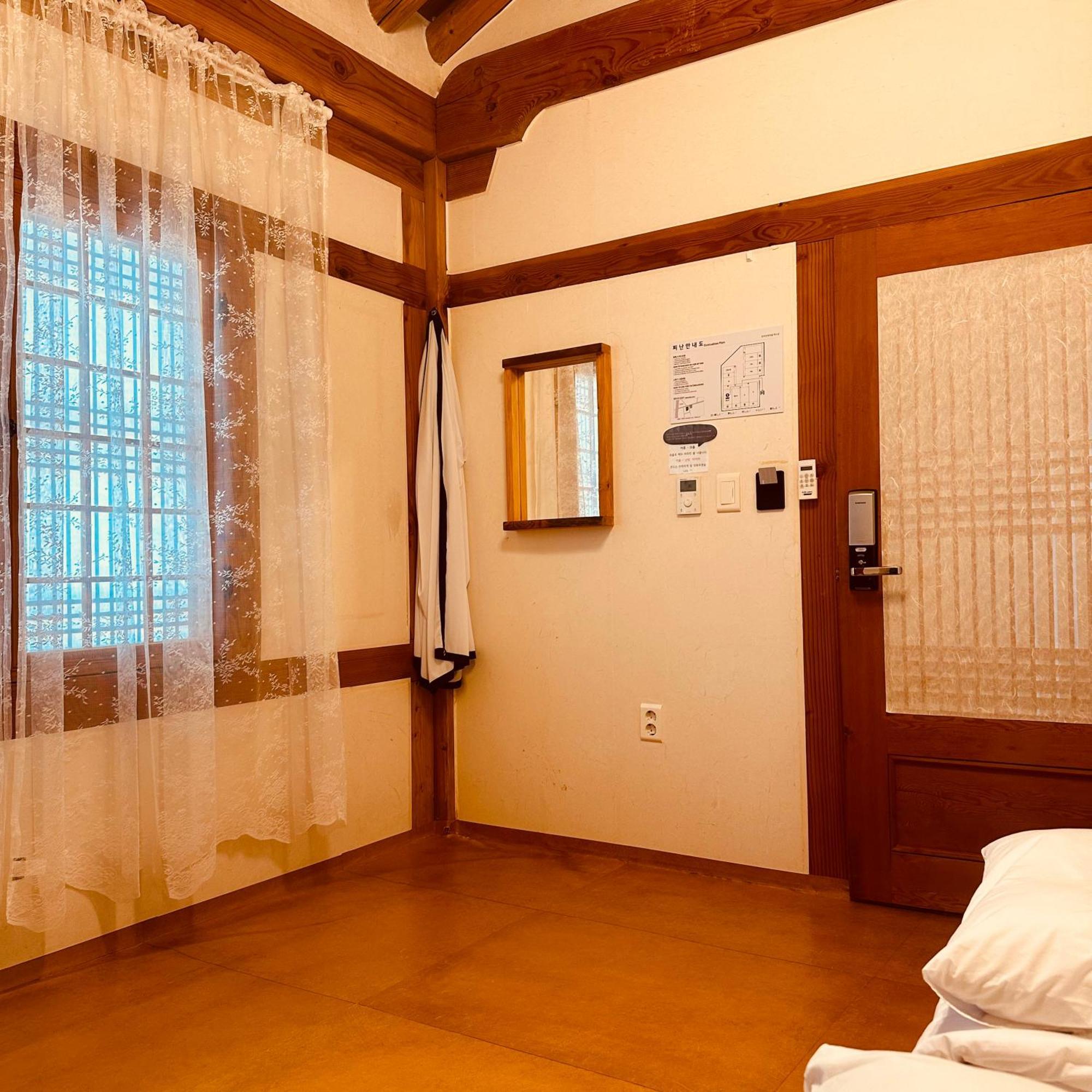 Jeonju Hanok Village Deoksugung Ngoại thất bức ảnh