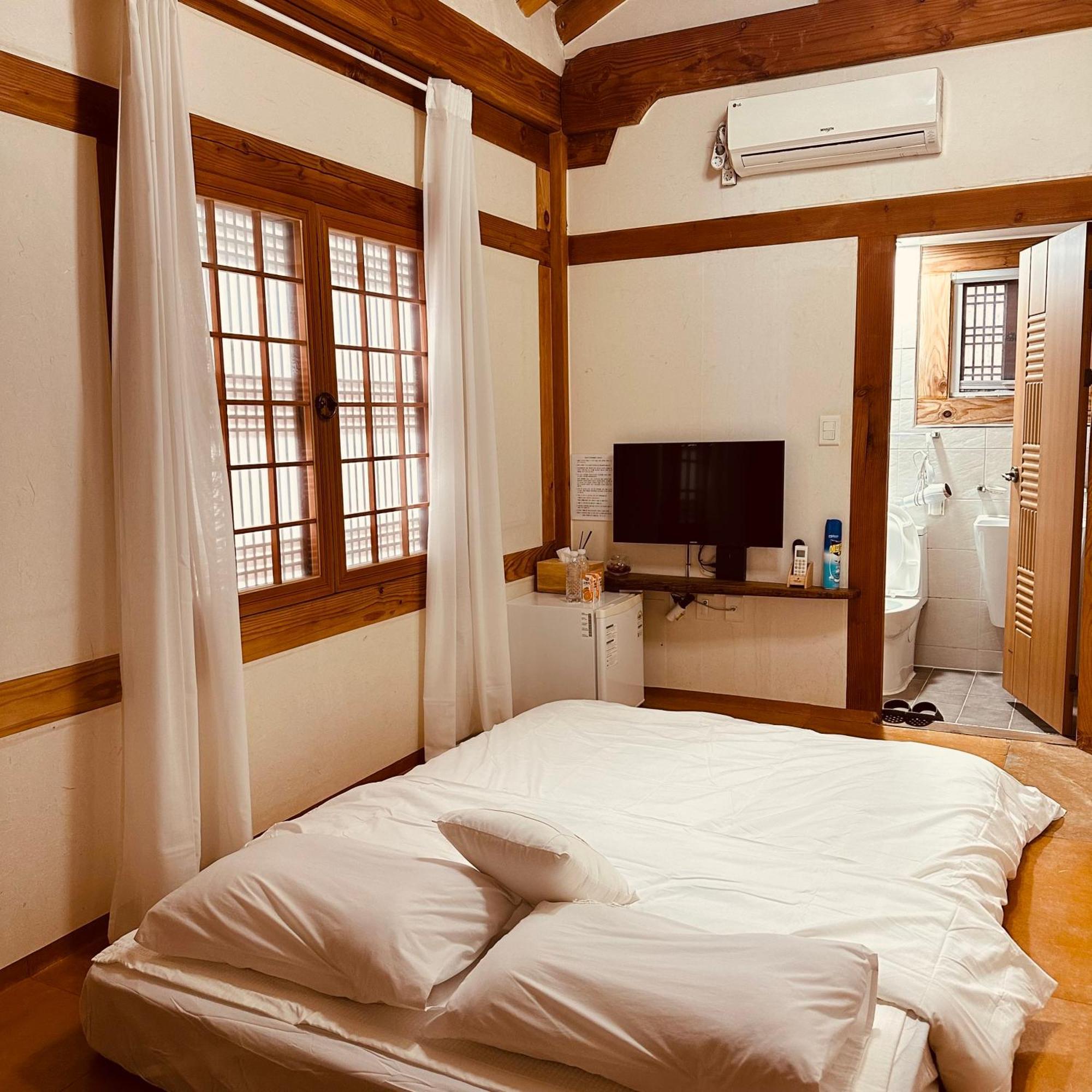 Jeonju Hanok Village Deoksugung Ngoại thất bức ảnh